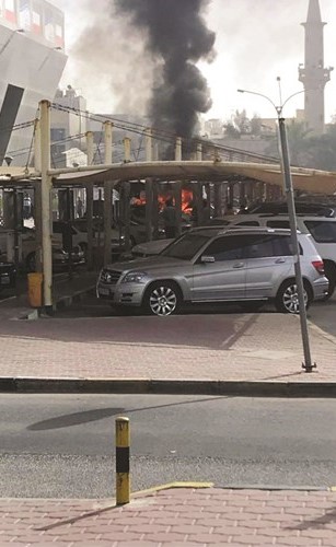 حريق المركبة اتلف مواقف الجمعية﻿
