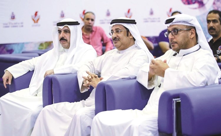 نايف الظفيري ومساعد الحريص ونواف العبدالرزاق يتابعون المؤتمر الصحافي ﻿