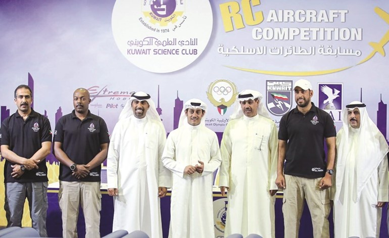 طلال جاسم الخرافي ود.حمود فليطح وعلي الجمعة يتوسطون نايف الظفيري والكابتن محمد الصقر والكابتن سلطان العنزي والكابتن مشعل السند ﻿