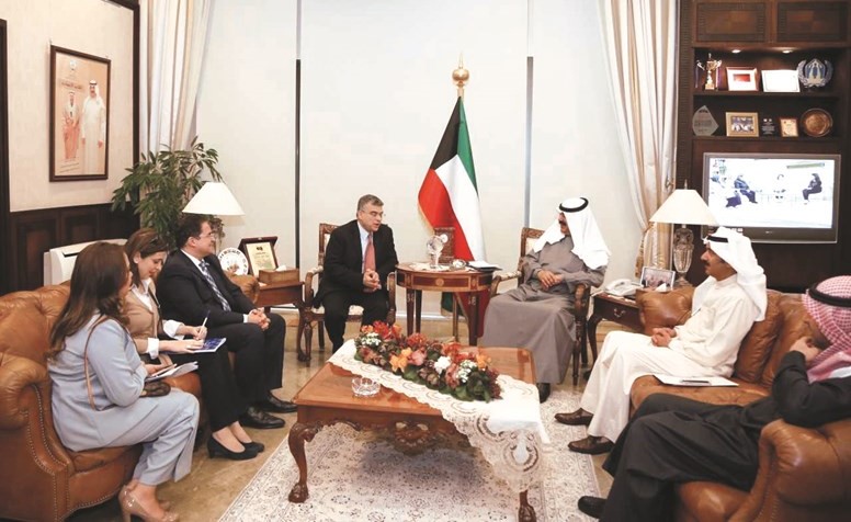 نائب وزير الخارجية خالد الجارالله مع مساعد الأمين العام للأمم المتحدة مراد وهبه والوفد المرافق﻿