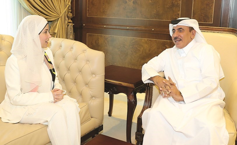 د.جنان بوشهري خلال اللقاء مع وزير المواصلات والاتصالات القطري جاسم السليطي﻿