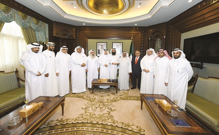 الشيخ ناصر صباح الأحمد متوسطا م.فيصل العتل ووفد جمعية المهندسين ود.م.كمال بن عبدالله آل حمد وم. مسعود الهرمي وم.إبراهيم الحمود وم.عبدالله بن علي البوسعيدي وم.عبدالعزيز آل اسحاق ﻿