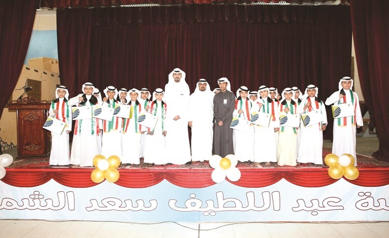 تكريم الطلبة المتفوقين بمدرسة عبداللطيف سعد الشملان ﻿