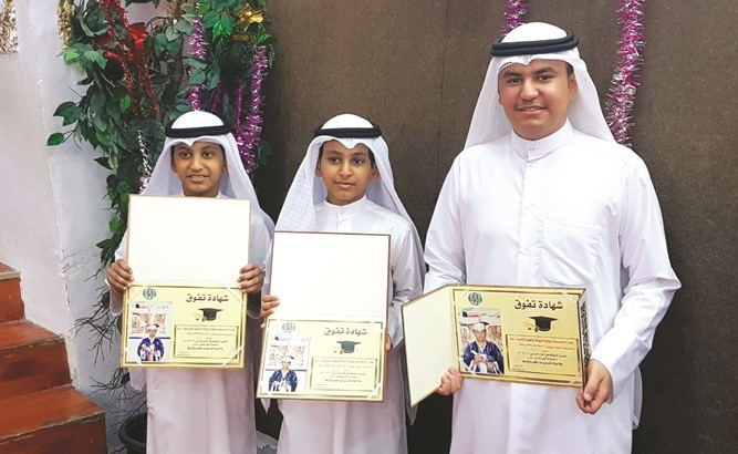 يوسف مفرح الشمري مع الطالبين عبدالعزيز وثامر نايف بعد تكريمهم من إدارة المدرسة﻿