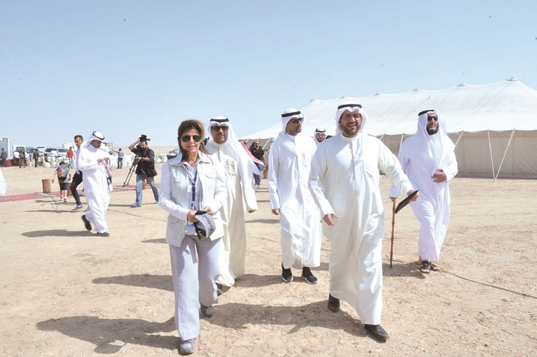 الشيخ عبدالله الأحمد ود.سميرة السيد عمر خلال جولة في محمية اللياح﻿
