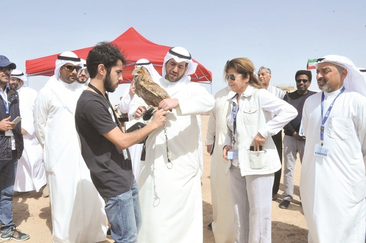  ويطلعان على أحد صقور الصيد﻿