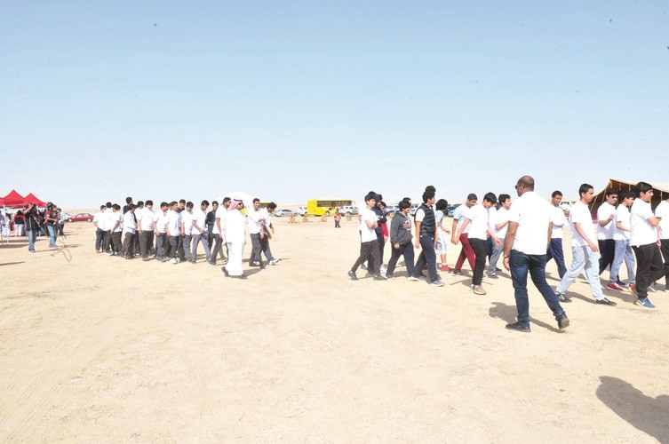 مجموعات من طلبة المدارس خلال الجولة في المحمية﻿