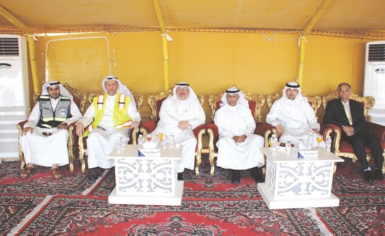 الحصان وخليفة وعدد من الحضور﻿