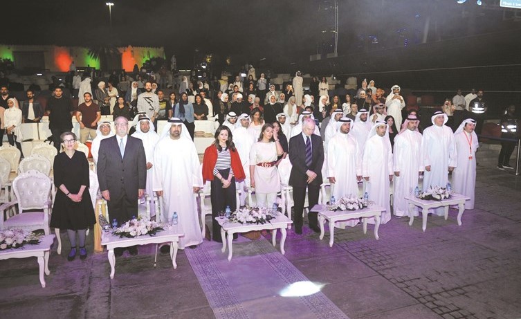 الشيخة الزين الصباح مع الوكيل المساعد بـ «الشباب» شفيق السيد عمر والوكيل المساعد لقطاع السياحة بـ «الإعلام» جاسم الحبيب ووكيل الأخبار بـ «الإعلام» محمد بن ناجي والوكيل المساعد بـ «الشباب» مشعل السبيعي ويوسف الشلال وعبير العمر والسفير الإماراتي بالكويت رحمة الزعابي والسفير الاميركي بالكويت لورانس سيلفرمان 