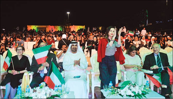 الشيخة الزين الصباح متفاعلة مع أجواء حفل «عدسة» الفني مساء أمس الأول                  (زين علام)