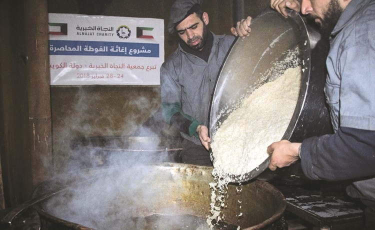 العمل في أحد المطابخ بالغوطة ﻿