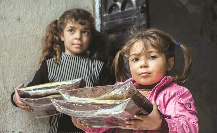 طفلتان سوريتان حصلتا على وجبات﻿