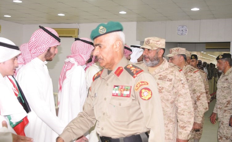 الفريق الركن محمد الخضر يقدم التعازي لذوي الشهيد﻿