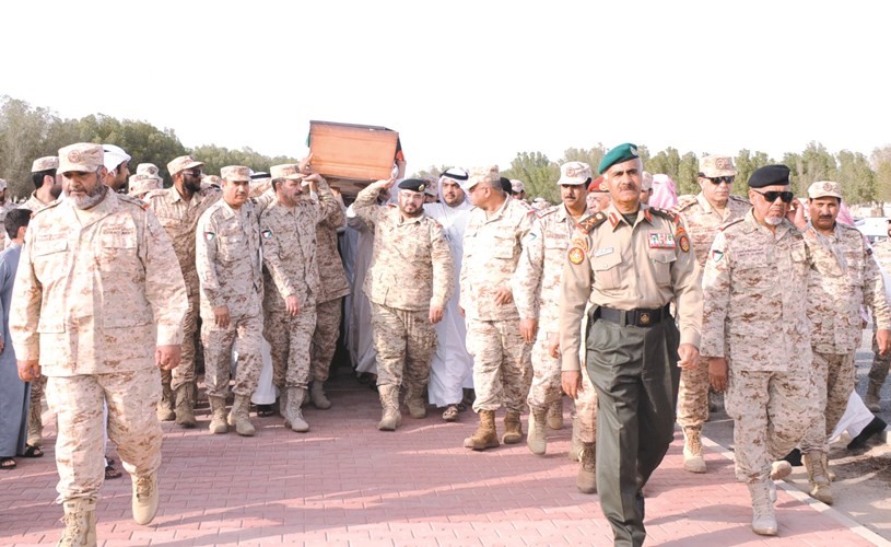 رئيس الأركان في مقدمة مشيعي جنازة الشهيد خلف العنزي﻿