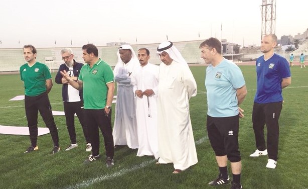 المدرب محمد ابراهيم متحدثا الى اللاعبين بحضور جمال الكاظمي﻿