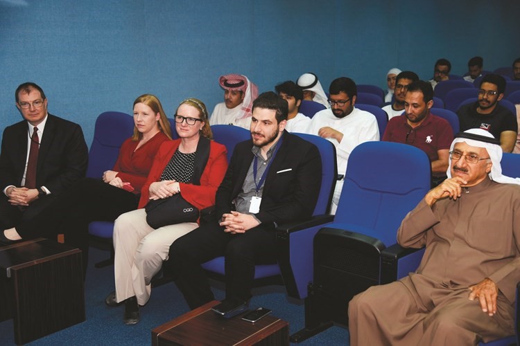 وحدة «الدراسات الأميركية» بالعلوم الحياتية تحاضر عن المرأة