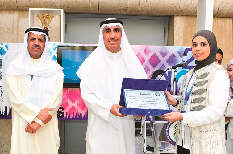 «العلوم الإدارية» تحتفل بيوم الملصق العلمي للكليات الإنسانية