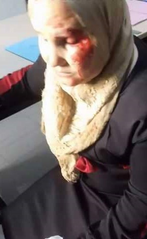 بالفيديو.. معلم يلكم امرأة محجبة بعد أن اعتدى على ابنتها