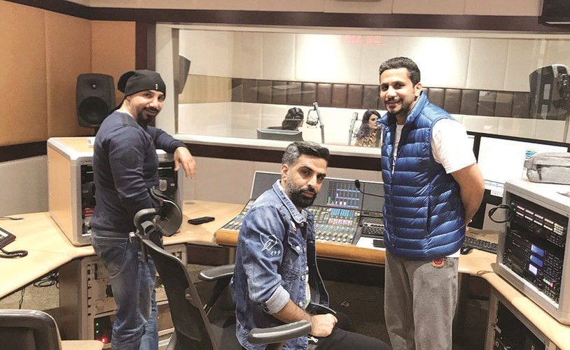 المخرج علي البلوشي بين المعد نايف النعمة والمخرج المنفذ عبدالله العميري﻿