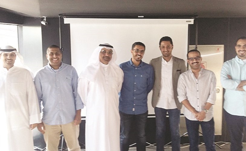 د.حمد الرومي مع عدد من الحضور﻿