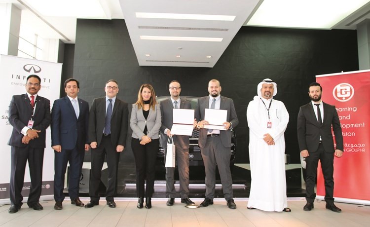 أعضاء الإدارة العليا لمجموعة البابطين مع الفائزين﻿