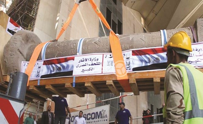 جانب من عملية نقل عمود الملك مرنبتاح إلى بهو المتحف الكبير ﻿