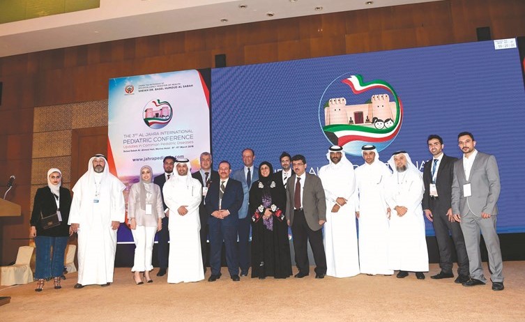 د.مصطفى رضا والشيخة اوراد الجابر مع المشاركين في المؤتمر	(متين غوزال) ﻿
