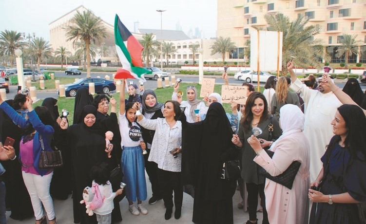لولوة الملا ود.ابتهال الخطيب ود.سناء العصفور ود.فاطمة عياد وعدد من المشاركات في الوقفة التضامنية(محمد هنداوي)﻿