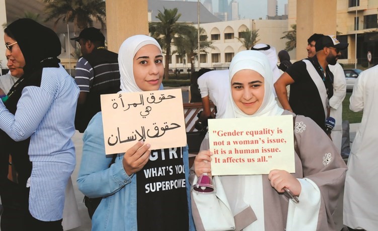 من اللافتات التي رفعتها المشاركات تضامنا مع حقوق المرأة في ساحة الإرادة﻿