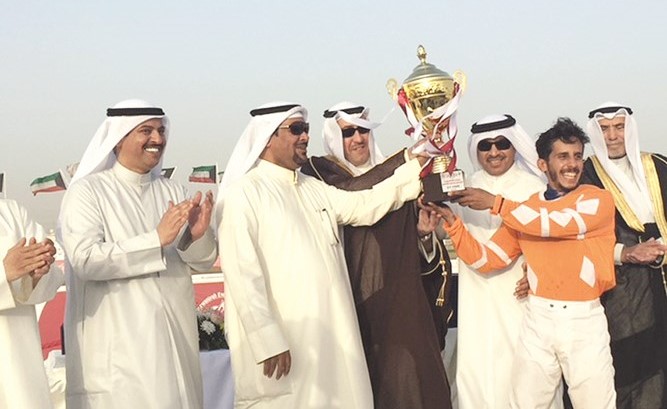  الشيخ فيصل الحمود يسلم كأس الأمير لعميد اسطبل السيحان ﻿