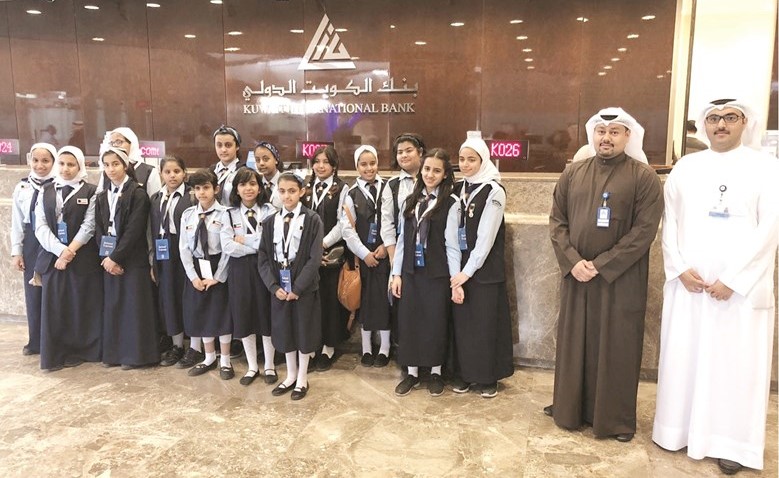 فريق الدولي مع الطالبات خلال الزيارة﻿
