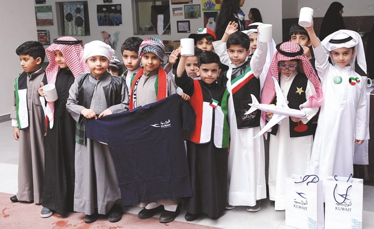 هدايا من الكويتية للأطفال المشاركين في فقرات الاحتفال﻿
