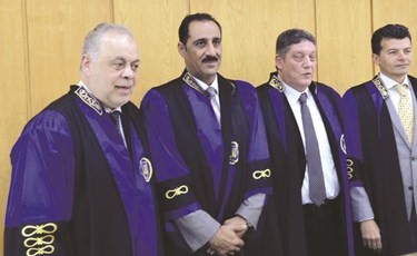 دشتي يتوسط د.أحمد صقر ود.أشرف زكي ود.هاني أبوالحسن بعد مناقشة الرسالة﻿