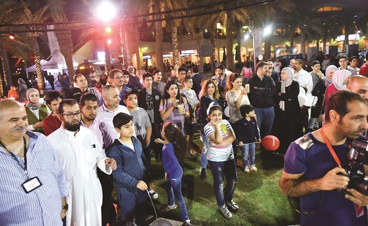 حشد كبير من الحضور							(متين غوزرال)﻿