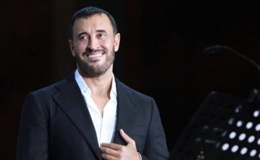 بالفيديو.. زفَّة لكاظم الساهر في دبي.. 20 فتاة لبسْن الأبيض ورقصن مع القيصر على أنغام أغانيه