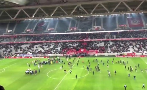 بالفيديو..  فضيحة بالدوري الفرنسي.. جماهير ليل تجتاح الملعب وتعتدي على لاعبي فريقها!