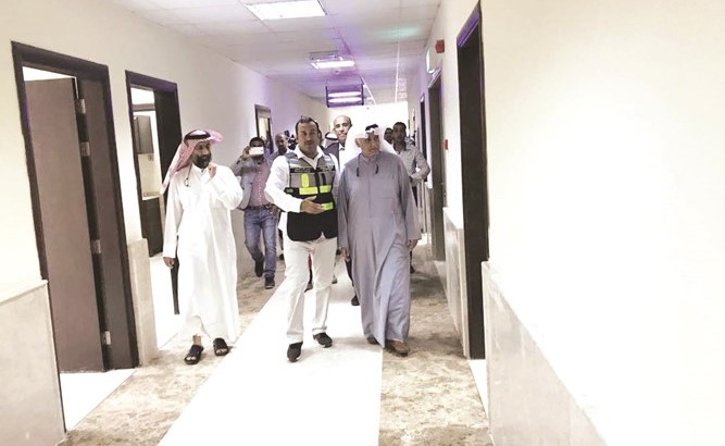 فؤاد العون خلال جولة داخل سكن الموظفين﻿