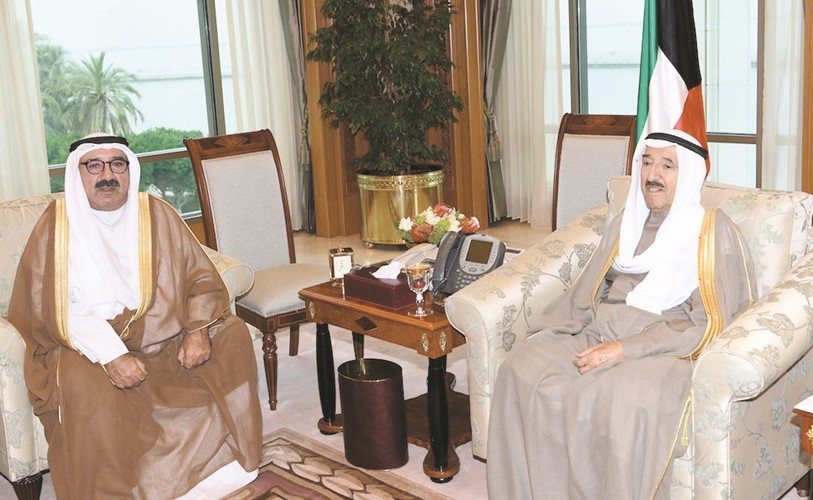 صاحب السمو الأمير الشيخ صباح الأحمد مستقبلا النائب الأول لرئيس مجلس الوزراء ووزير الدفاع الشيخ ناصر صباح الأحمد ﻿