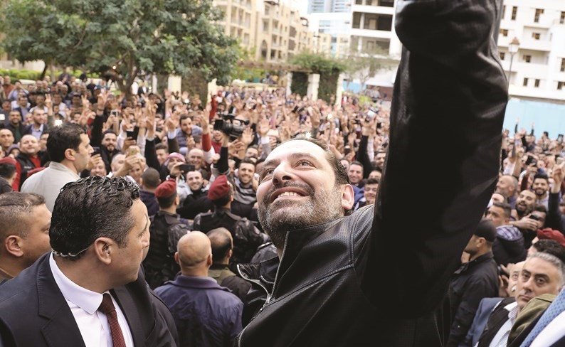رئيس مجلس الوزراء سعد الحريري خلال لقائه في بيت الوسط وفدا شعبيا من عكار امس الاول -(محمود الطويل)﻿