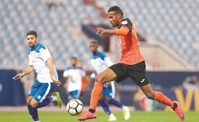 ناصر فرج منطلقا بالكرة						(الأزرق . كوم)﻿