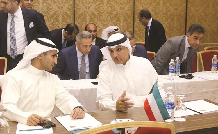 د. مشعل الربيع ومساعد العجيل خلال الاجتماع﻿