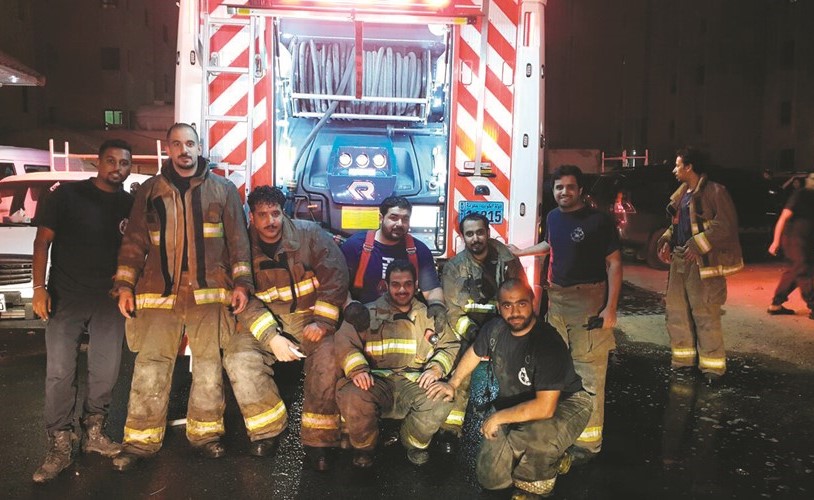 عدد من رجال الإطفاء المشاركين في إطفاء الحريق بعد أداء واجبهم﻿