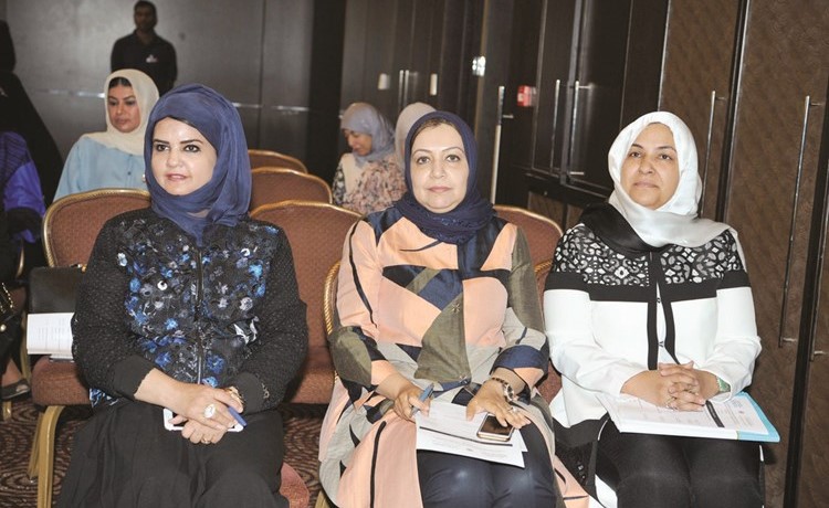 د.رحاب الوطيان وعدد من الحضور﻿