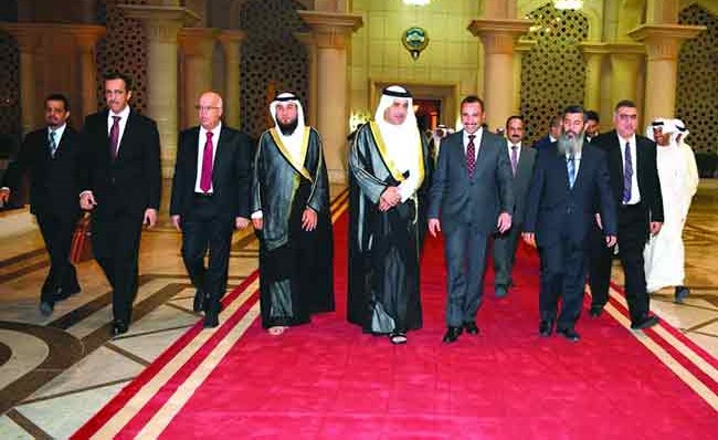 مرزوق الغانم والوفد المرافق له خلال توجههم الى اليابان