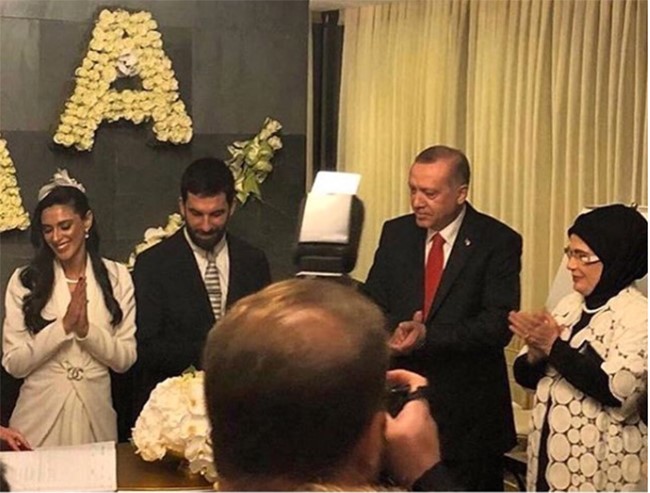أردوغان يشهد على زواج قائد منتخب تركيا أردا توران