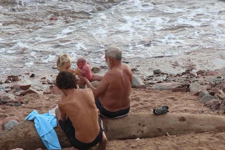 بالصور.. سائحة روسية تضع مولودها وهي تسبح في البحر بمصر