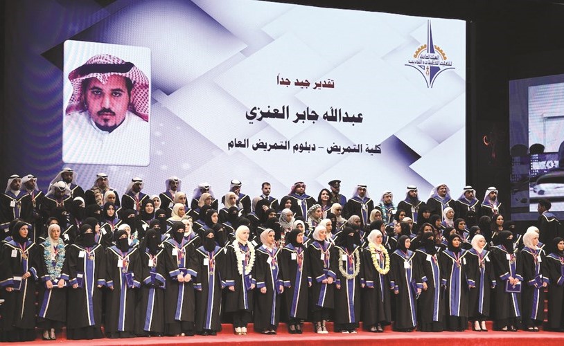 جانب من الطالبات المكرمات خلال الحفل ﻿