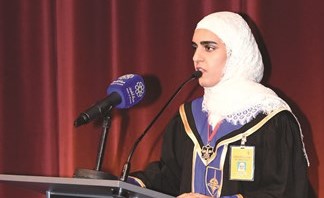 زينب الحداد تلقي كلمة الخريجين ﻿