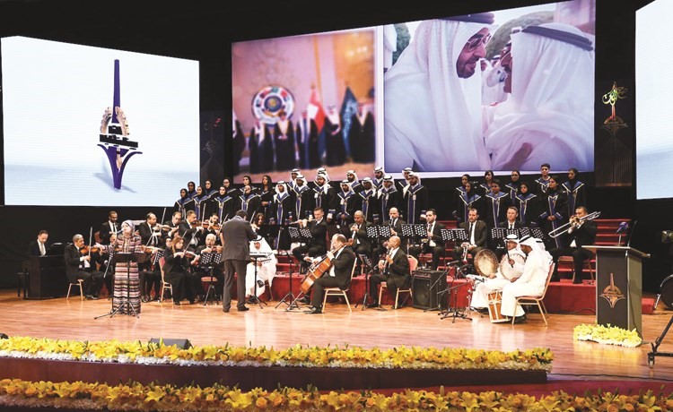 د.زينب عوض من كلية التربية الاساسية تقدم احدى الفقرات الفنية ﻿