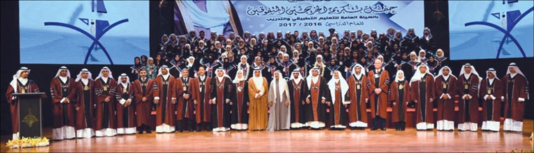 صاحب السمو الأمير الشيخ صباح الأحمد ود.حامد العازمي وم.حجرف الحجرف وعدد من قيادات «التطبيقي» مع الطلبة المكرمين خلال الحفل